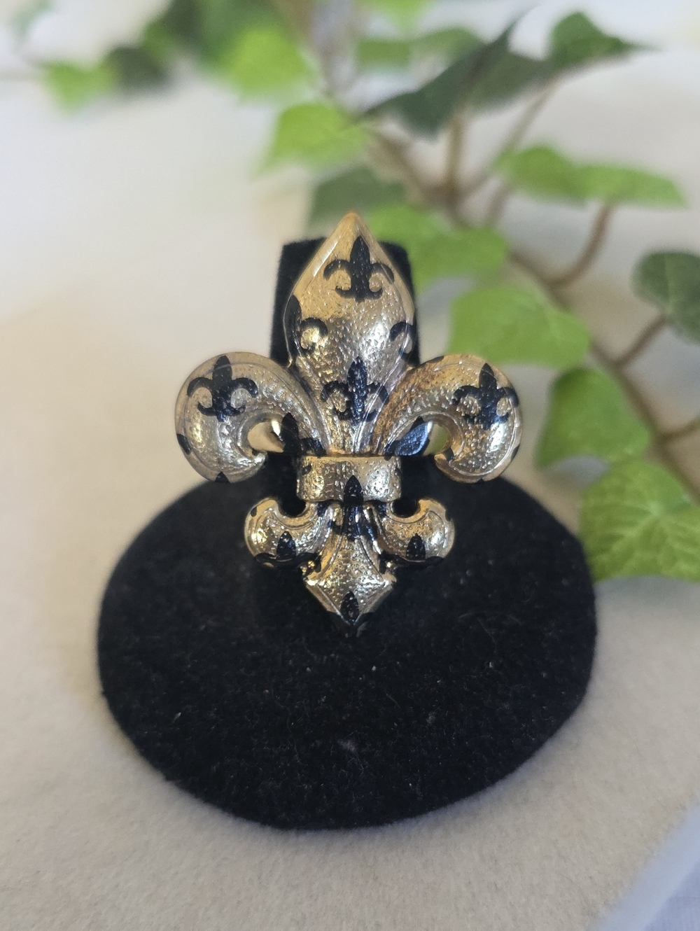 Gold  Vintage Style Fleur-de-Lis Stretch Statement Ring